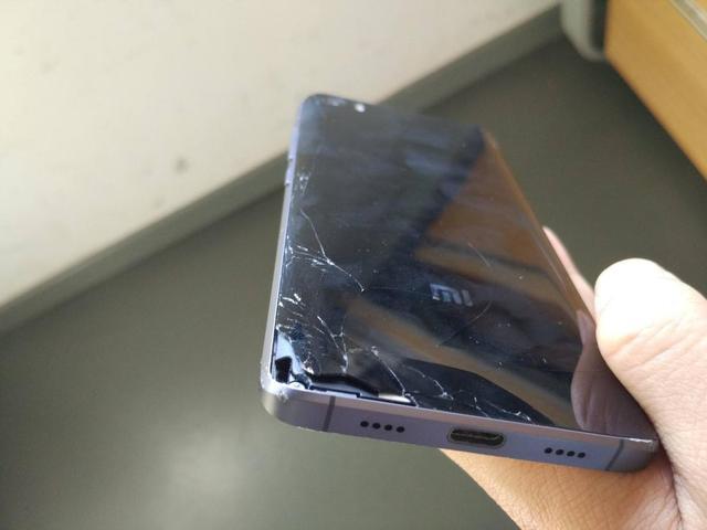 手机后盖裂了对手机有影响吗缩略图